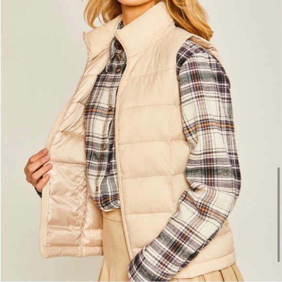 Gorgeous women’s lightweight puffer fall winter vest convertible carrying case - Picture 5 of 6